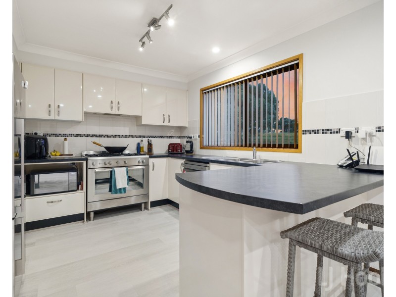 63 Crest Park Parade, Queanbeyan West NSW 2620