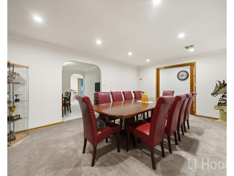 63 Crest Park Parade, Queanbeyan West NSW 2620