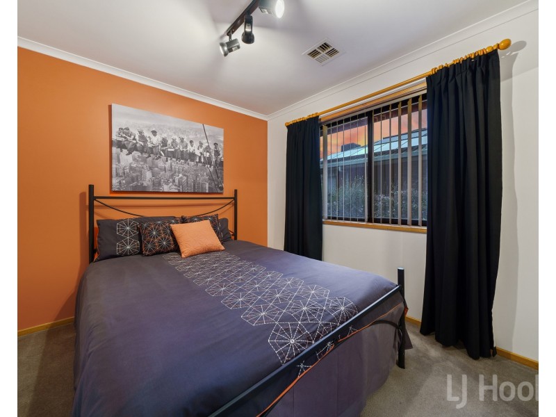 63 Crest Park Parade, Queanbeyan West NSW 2620