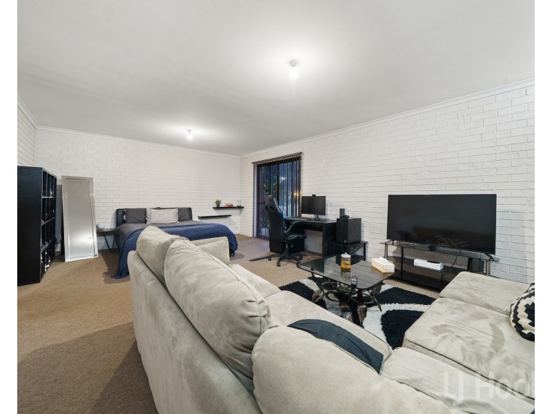 63 Crest Park Parade, Queanbeyan West NSW 2620