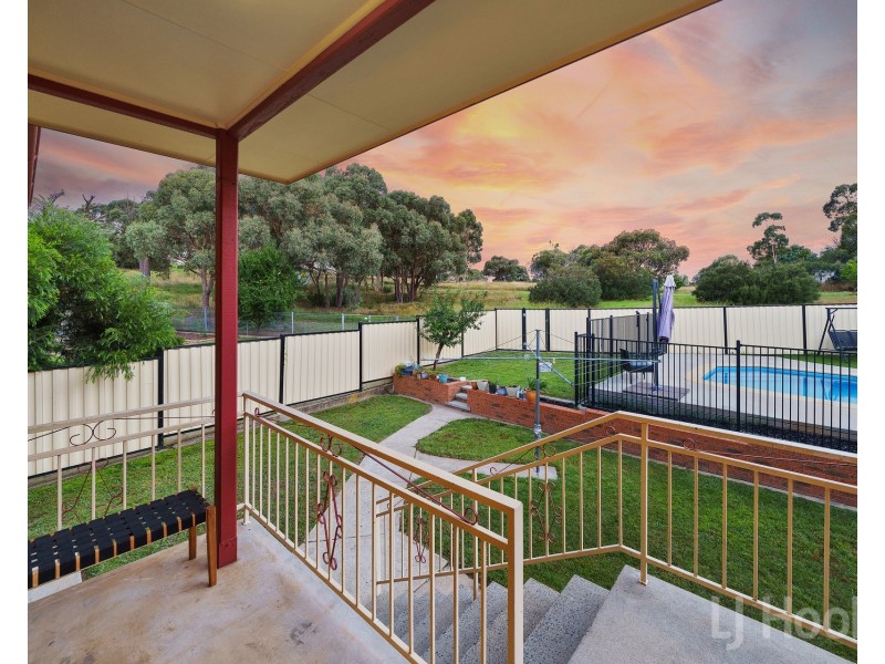 63 Crest Park Parade, Queanbeyan West NSW 2620