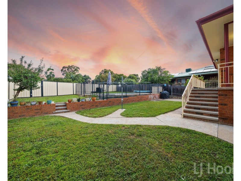 63 Crest Park Parade, Queanbeyan West NSW 2620