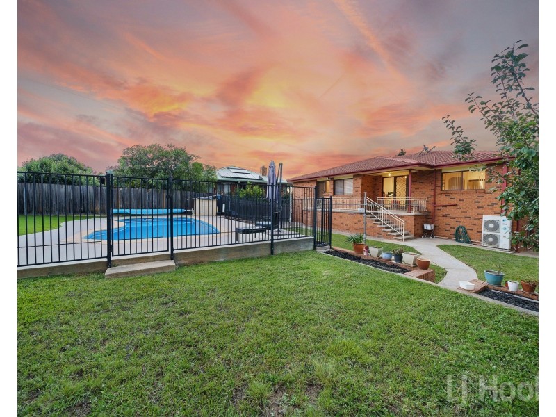63 Crest Park Parade, Queanbeyan West NSW 2620