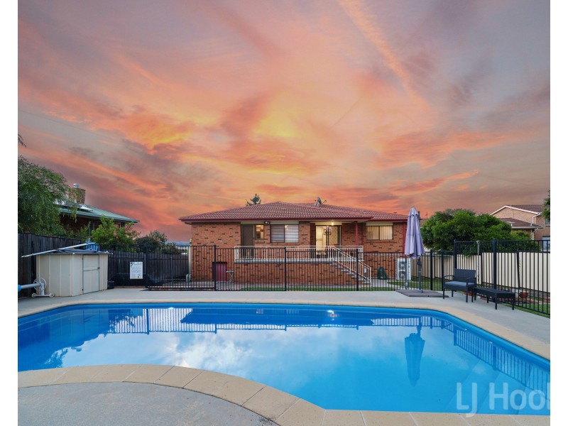 63 Crest Park Parade, Queanbeyan West NSW 2620