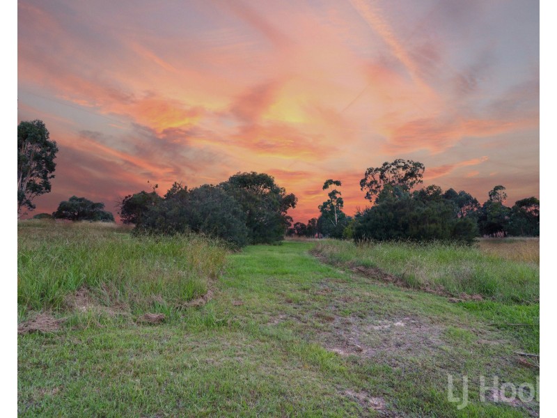 63 Crest Park Parade, Queanbeyan West NSW 2620