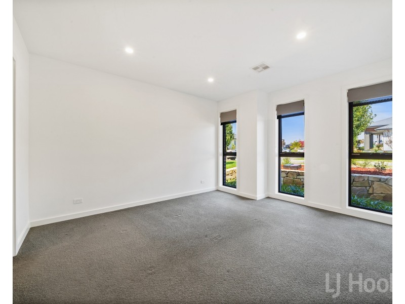 32 Montgomery Avenue, Googong NSW 2620