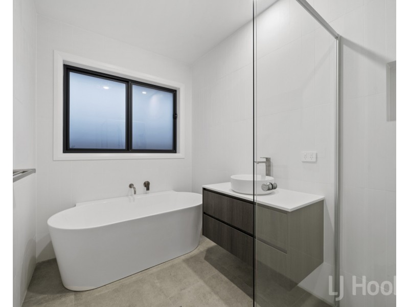 1 Heazlett Street, Googong NSW 2620