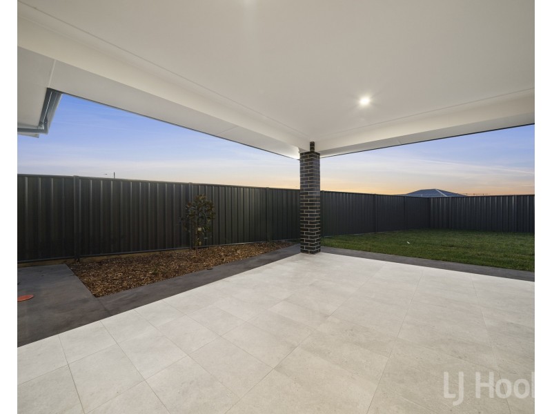 1 Heazlett Street, Googong NSW 2620