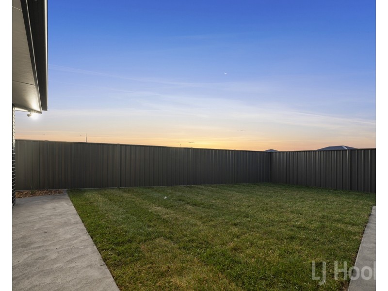 1 Heazlett Street, Googong NSW 2620