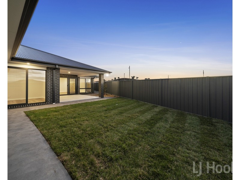 1 Heazlett Street, Googong NSW 2620