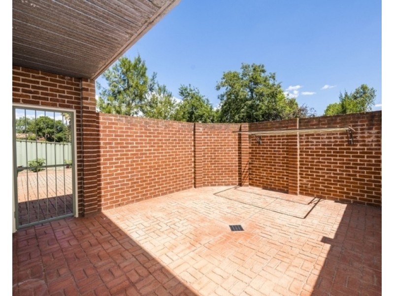 1/28 Macquoid Street, Queanbeyan NSW 2620