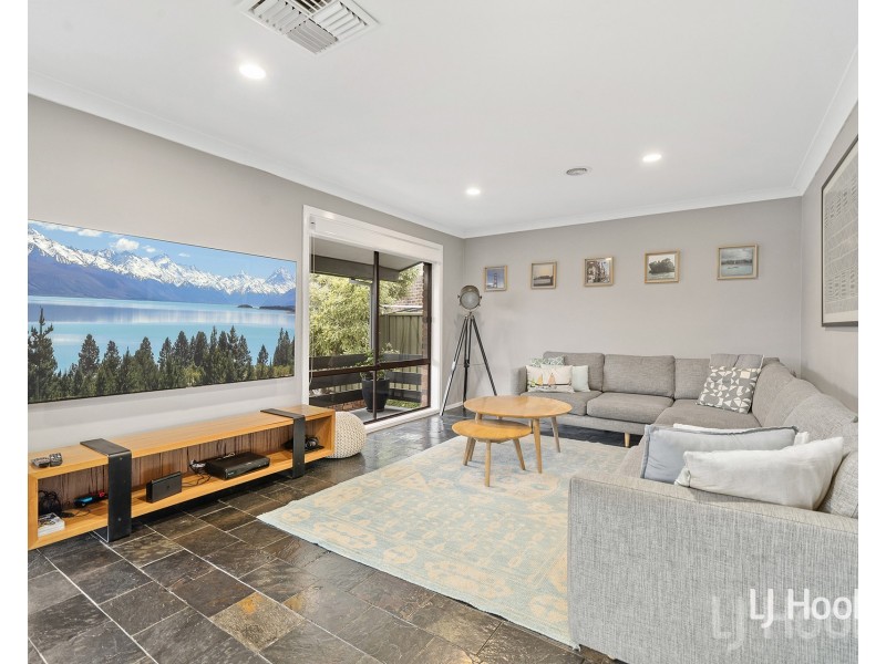 64 Crest Park Parade, Queanbeyan NSW 2620