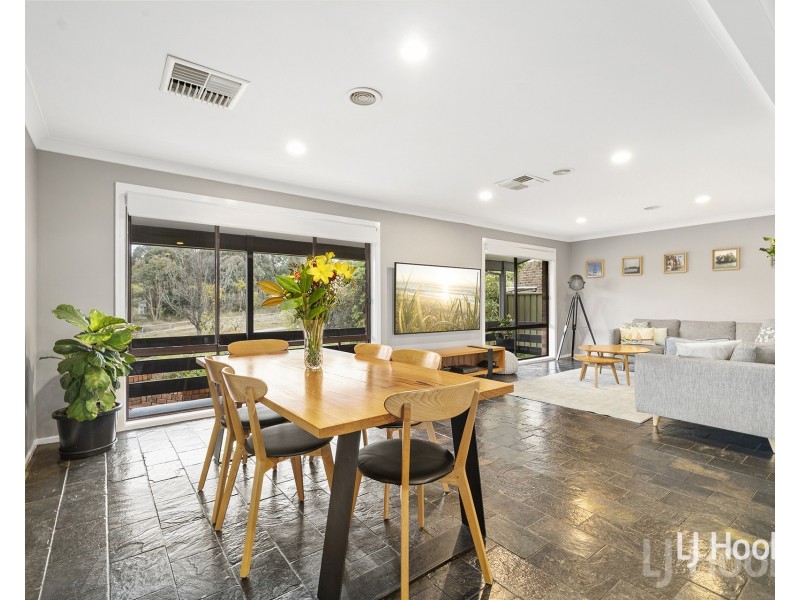 64 Crest Park Parade, Queanbeyan NSW 2620