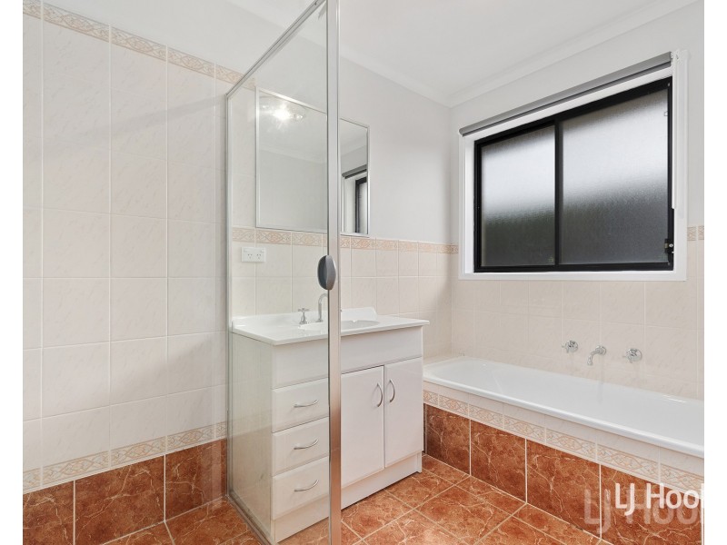 18 Tooroonga Crescent, Jerrabomberra NSW 2619