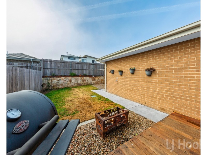 6 Mowle Street, Googong NSW 2620