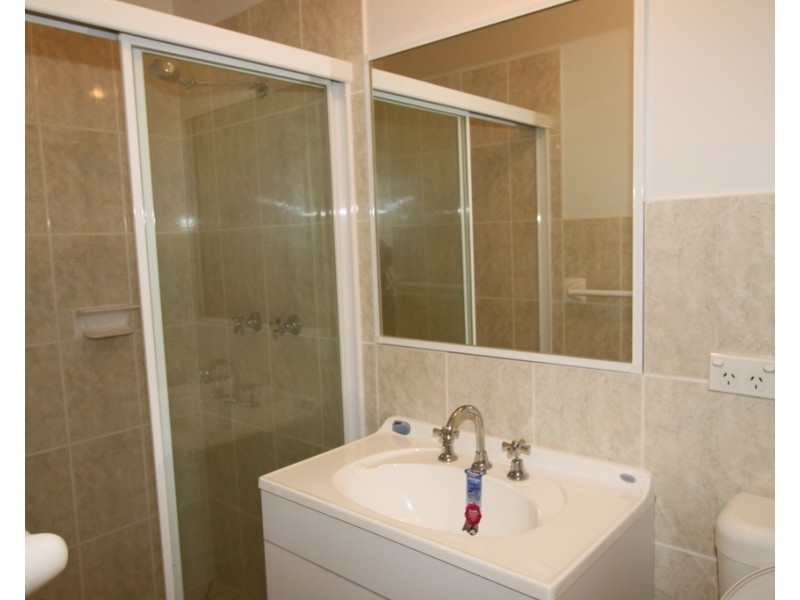 2/1B McKeahnie Street, Queanbeyan NSW 2620