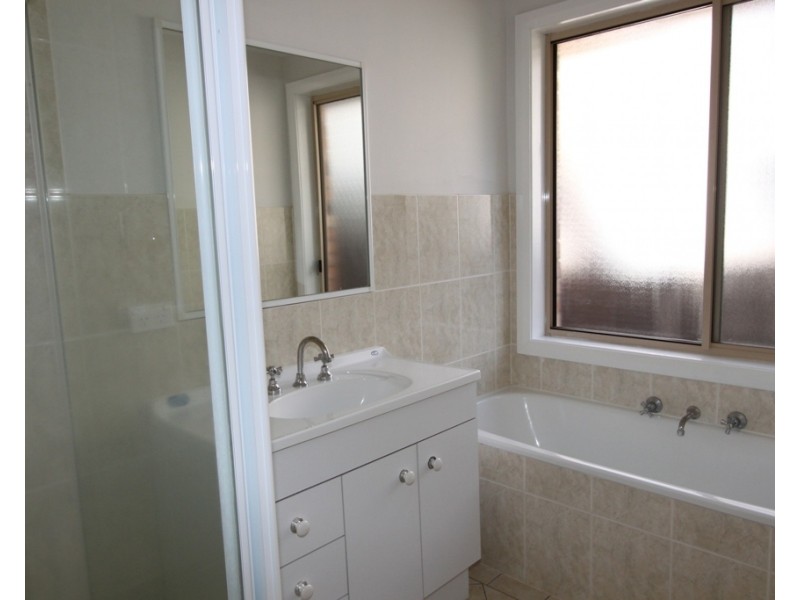 2/1B McKeahnie Street, Queanbeyan NSW 2620