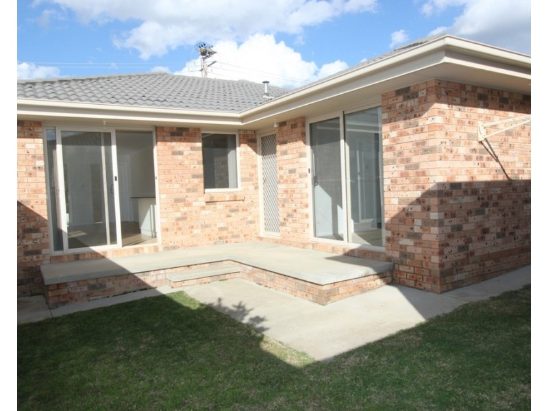 2/1B McKeahnie Street, Queanbeyan NSW 2620