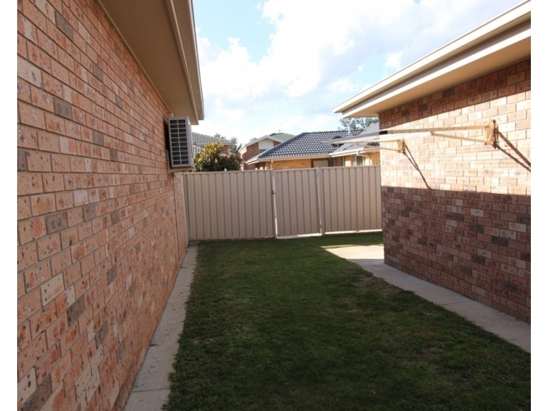 2/1B McKeahnie Street, Queanbeyan NSW 2620