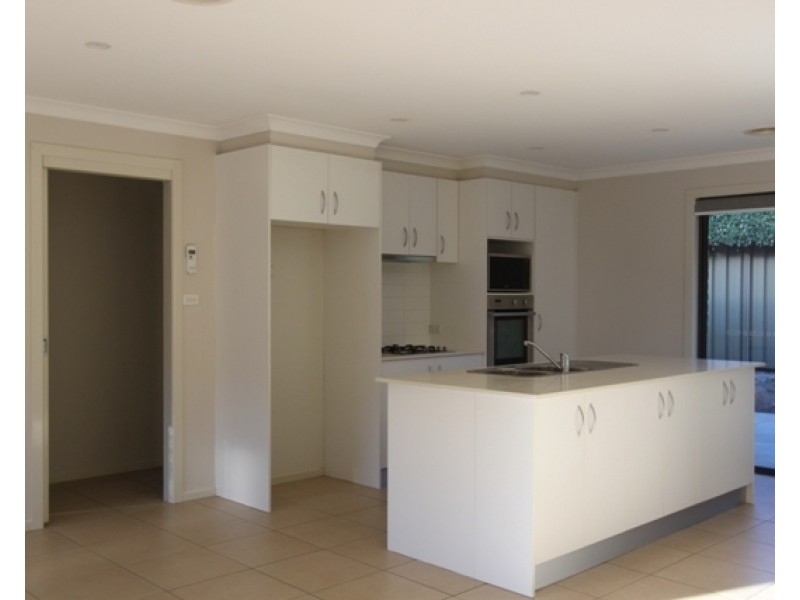 2/8-10 Ernest Street, Queanbeyan NSW 2620