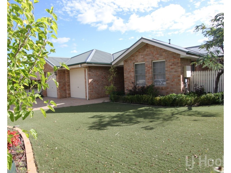 5 Tennyson Drive, Queanbeyan East NSW 2620