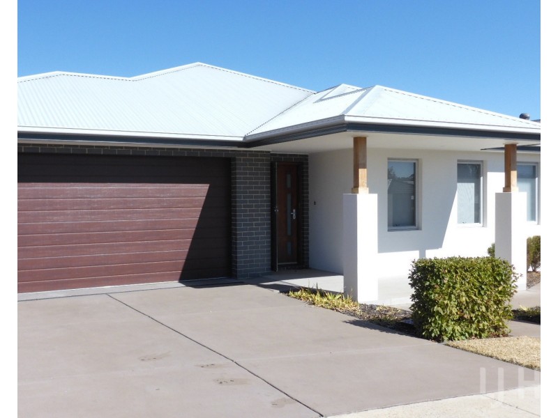 8 Carl Street, Googong NSW 2620