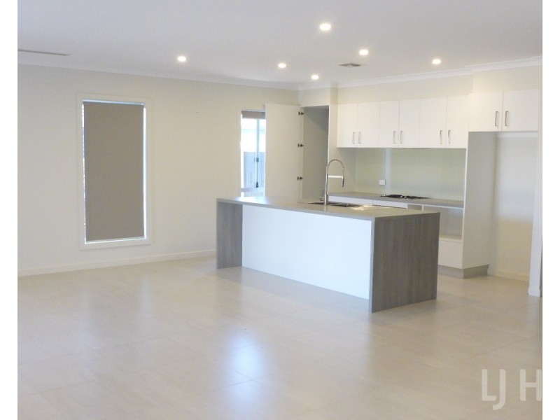 8 Carl Street, Googong NSW 2620