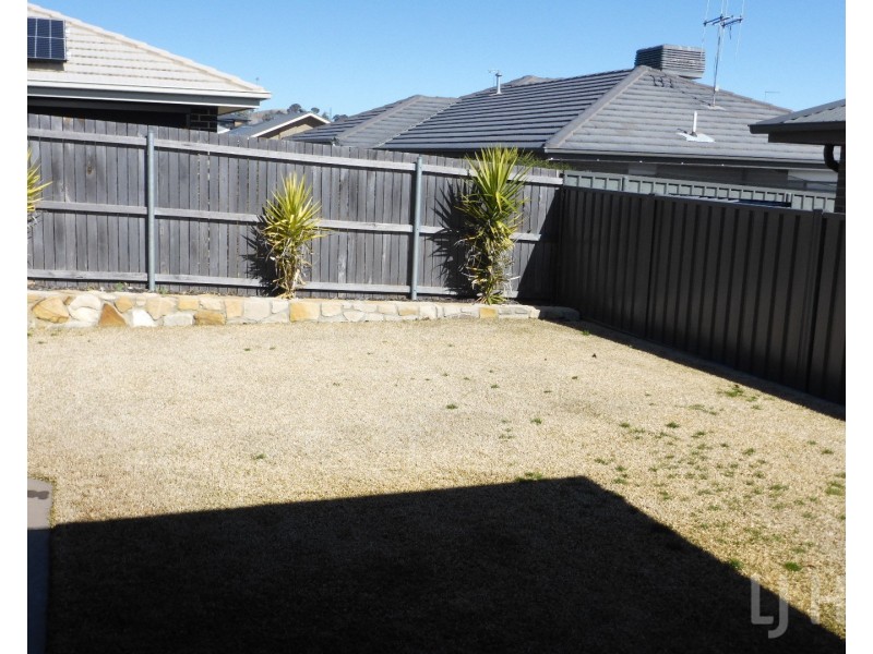 8 Carl Street, Googong NSW 2620