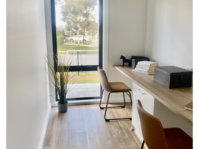 8 Badgery Street, Googong NSW 2620