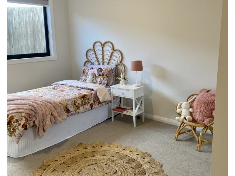 8 Badgery Street, Googong NSW 2620