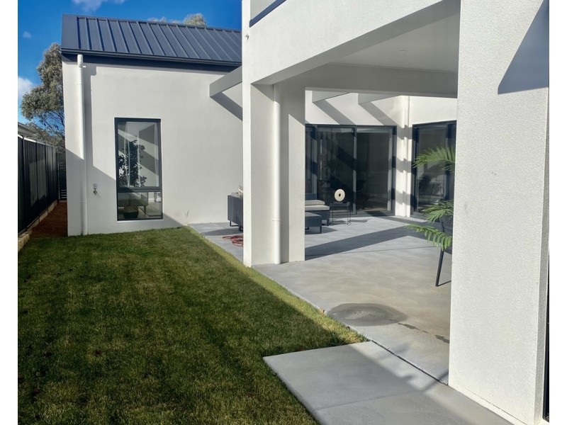 8 Badgery Street, Googong NSW 2620