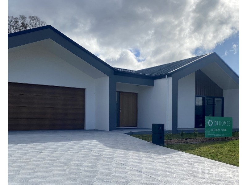 8 Badgery Street, Googong NSW 2620