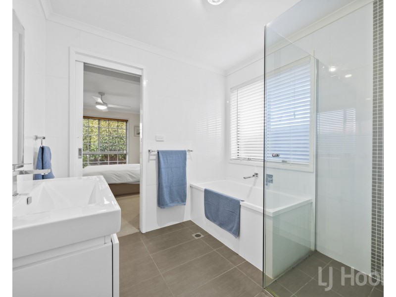15 Snow Gum Place, Jerrabomberra NSW 2619