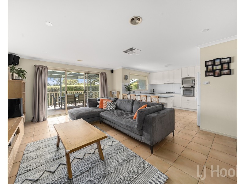 11 Magnolia Close, Jerrabomberra NSW 2619