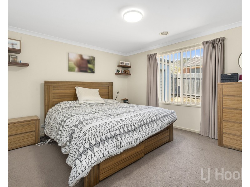 11 Magnolia Close, Jerrabomberra NSW 2619