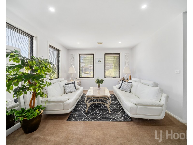 22 Donoghoe Crescent, Queanbeyan East NSW 2620