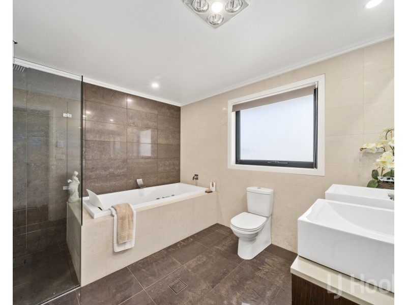 22 Donoghoe Crescent, Queanbeyan East NSW 2620