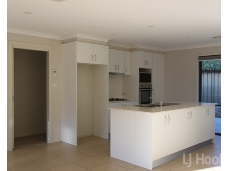 2/8-10 Ernest Street, Queanbeyan NSW 2620