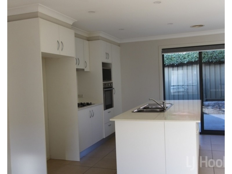 2/8-10 Ernest Street, Queanbeyan NSW 2620