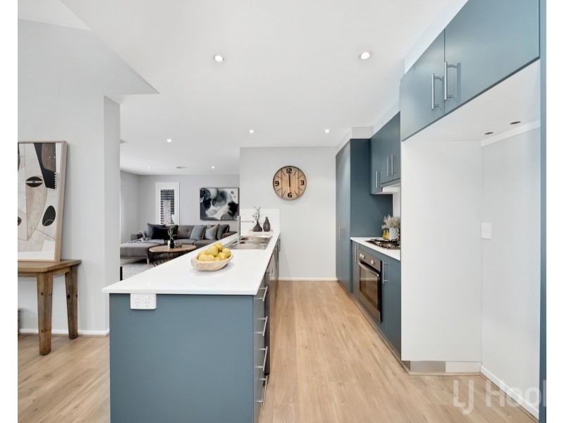 1 Elaroo Place, Jerrabomberra NSW 2619