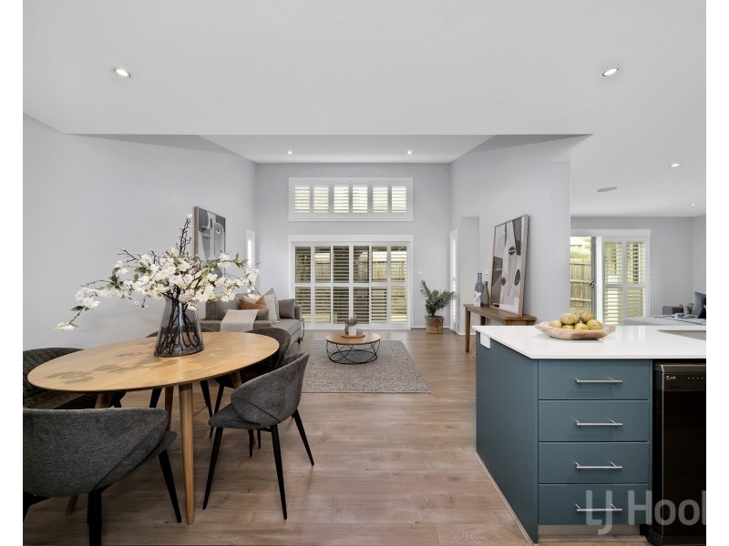 1 Elaroo Place, Jerrabomberra NSW 2619