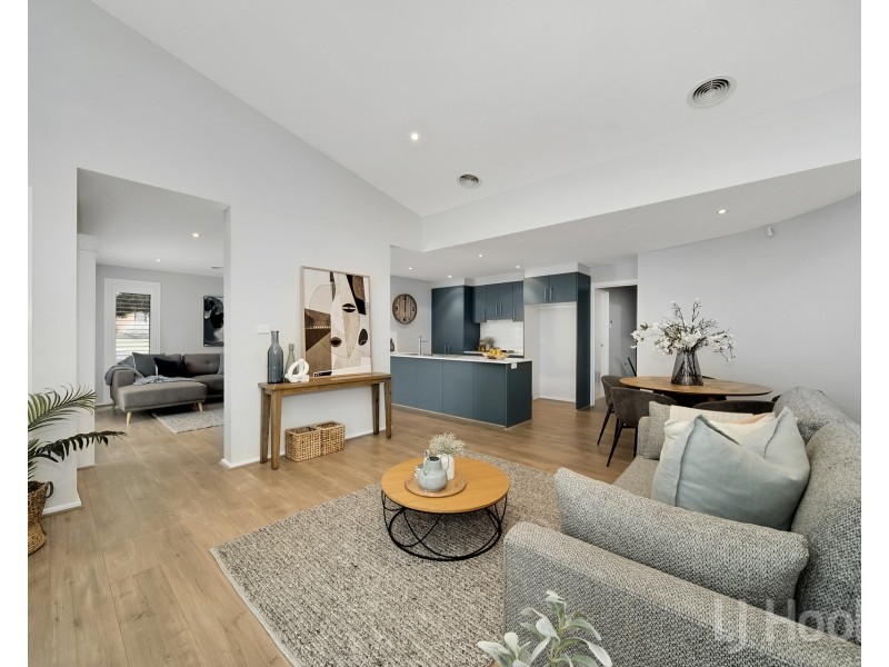 1 Elaroo Place, Jerrabomberra NSW 2619