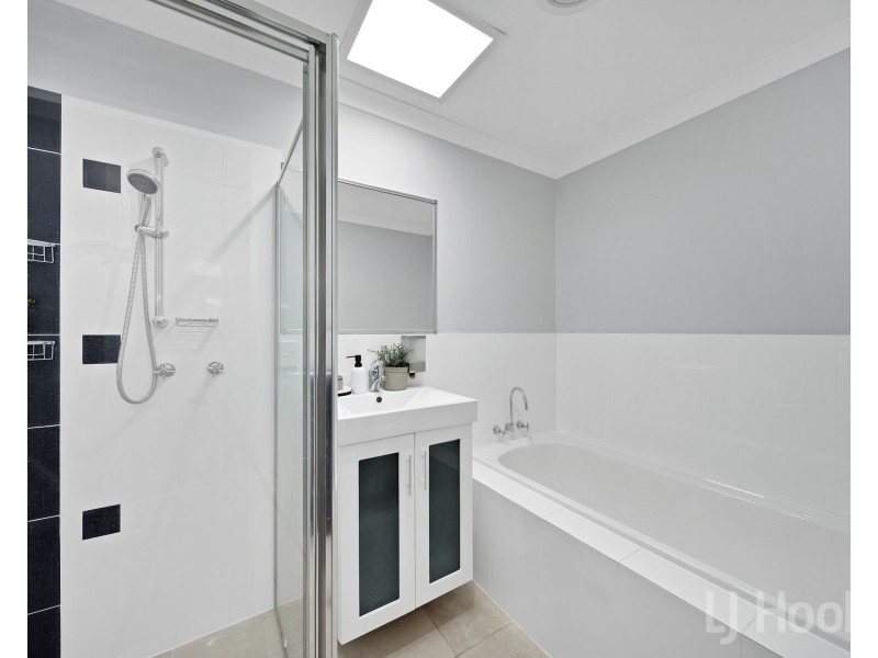 1 Elaroo Place, Jerrabomberra NSW 2619