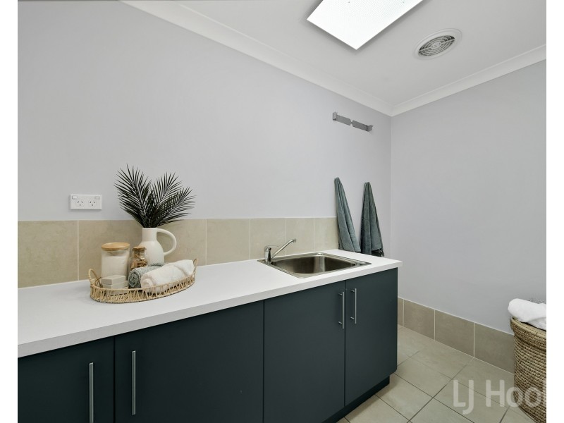 1 Elaroo Place, Jerrabomberra NSW 2619