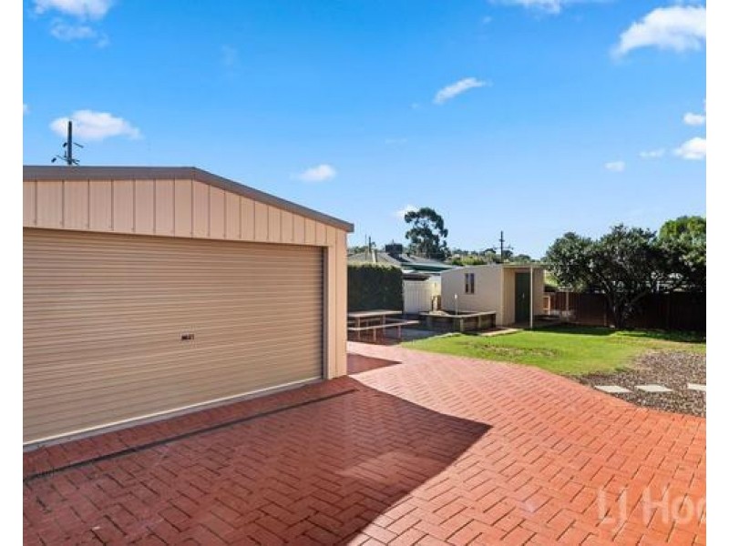 77 Pindari Crescent, Queanbeyan NSW 2620