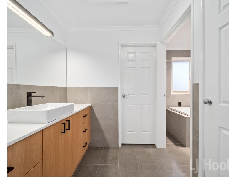 11 Coachwood Avenue, Jerrabomberra NSW 2619
