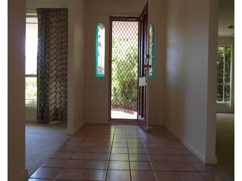 28 Parkview Crescent, Jerrabomberra NSW 2619
