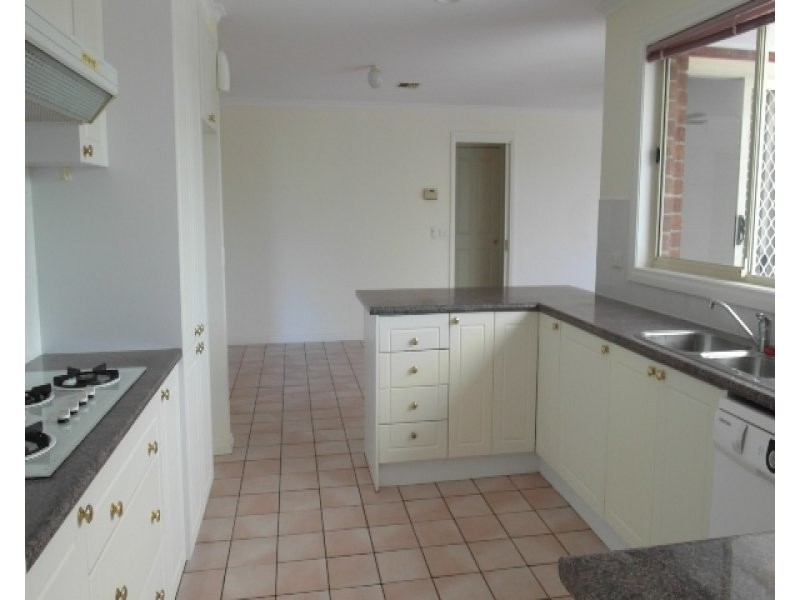 28 Parkview Crescent, Jerrabomberra NSW 2619