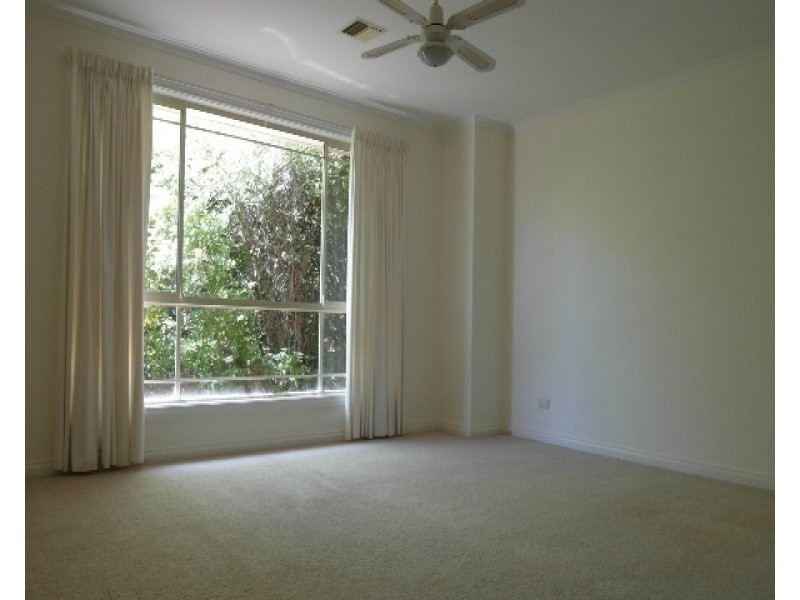 28 Parkview Crescent, Jerrabomberra NSW 2619