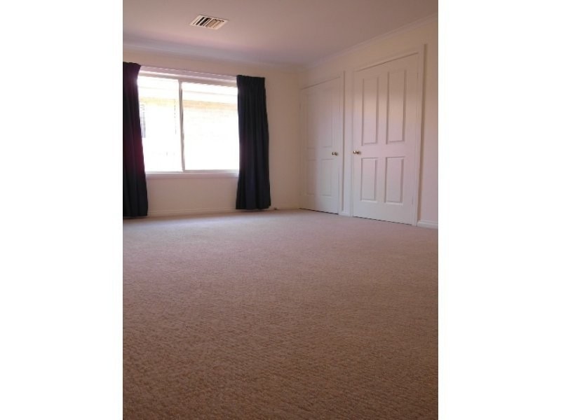 28 Parkview Crescent, Jerrabomberra NSW 2619